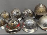 de nombreux types de casques de pompier posés sur une table