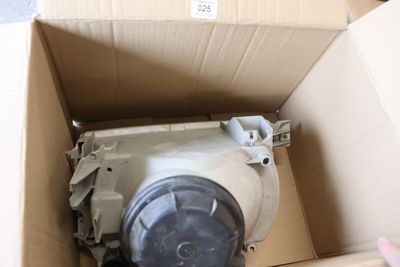 une boîte contenant un moteur, elle-même placée dans une autre boîte