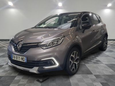 la voiture grise est garée sur un sol en damier dans le garage