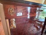 une commode surmontée d'un miroir dans une pièce