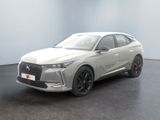 Le nouveau SUV DSX est exposé dans un showroom.