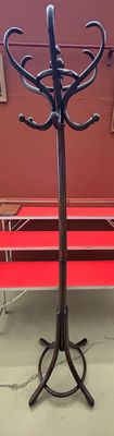 un porte-manteau et trois bancs rouges dans une pièce