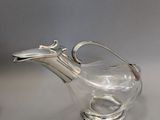 théière en verre plaqué argent avec une anse et une poignée