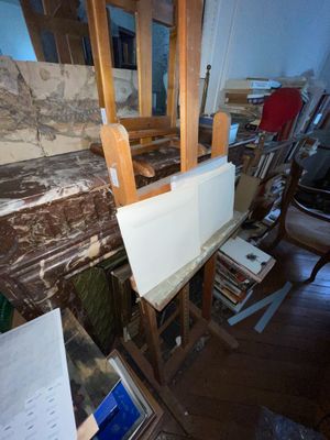 une chaise qui se trouve dans une pièce où il y a beaucoup de livres