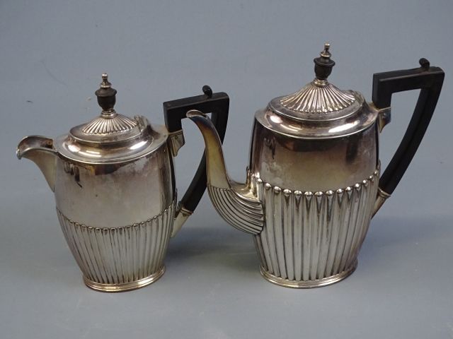 Théière et verseuse en métal argenté Anglais à décor godronné.  