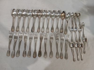 beaucoup de cuillères et de fourchettes en argent sur la table