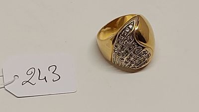 une photo d'une bague en or et diamants avec une étiquette de prix