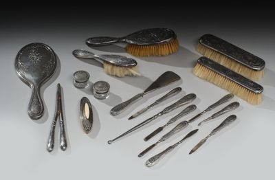 un grand nombre d'outils posés sur une table