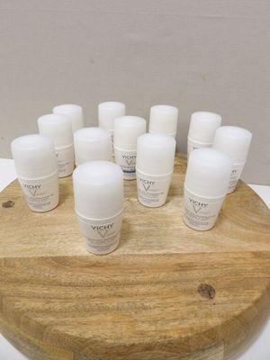 une planche en bois sur laquelle sont posées de nombreuses bouteilles de lotion