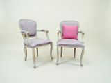 deux chaises ornées de coussins roses et violets, sur fond blanc