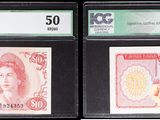 Trois types de monnaies différents sont exposés dans une vitrine