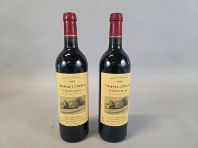 deux bouteilles de vin rouge posées l'une à côté de l'autre sur une table