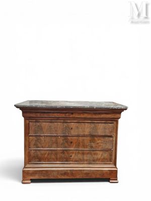 un vieux coffre en bois avec un plateau en marbre, sur fond blanc