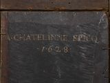 a plaque on the door of a building that says,