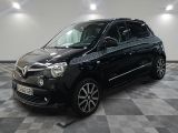 la photo d'une petite voiture noire garée sur un sol en damier