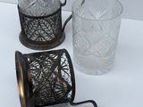 deux tasses et un verre sur la table