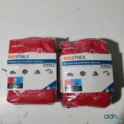 deux sacs remplis de t-shirts rouges posés sur une table blanche