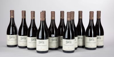 six bouteilles de vin rouge alignées