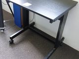l'image d'un bureau sur lequel se trouve un ordinateur