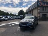 une voiture garée devant un bâtiment
