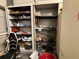 une photo d'un garage avec une chaise et des étagères