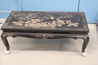 Table basse en bois laqué à décor d'oiseaux branchés dans le…