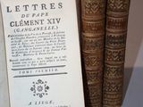 trois vieux livres posés les uns à côté des autres sur une table