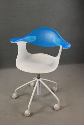 une image représentant une chaise bleue et blanche à roulettes