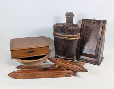 une boîte en bois munie d'une poignée en bois et une boîte en bois munie d'une poignée en bois