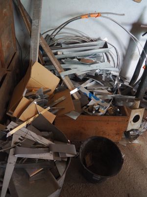 un tas de bric-à-brac dans une pièce remplie d'outils