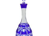 une image représentant une carafe en verre bleu sur fond blanc