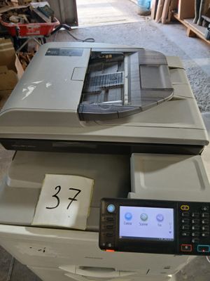 une imprimante posée sur une table