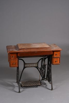 Table à couture en bois verni et sa machine à coudre SINGER …