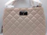 un sac à main blanc avec une anse blanche et une anse blanche