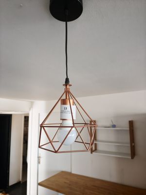 une lampe suspendue au plafond de la pièce
