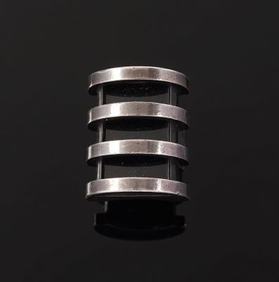 gros plan d'une bague en argent sur une surface noire