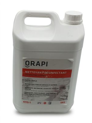 un gros plan d'une bouteille contenant un liquide posée sur une surface blanche