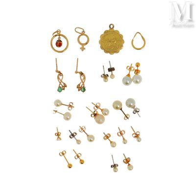 une photo d'une collection de boucles d'oreilles en or et en perles