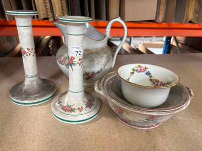 trois vases et un bol posés sur une table