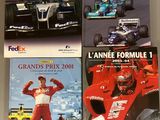 quatre livres consacrés aux courses de Formule, posés sur une table