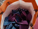 un sac rempli de cravates posé sur une table