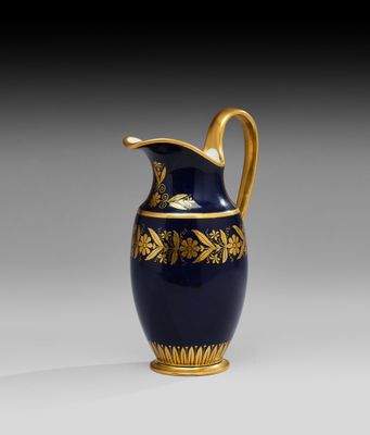 un vase bleu et or orné d'un motif doré