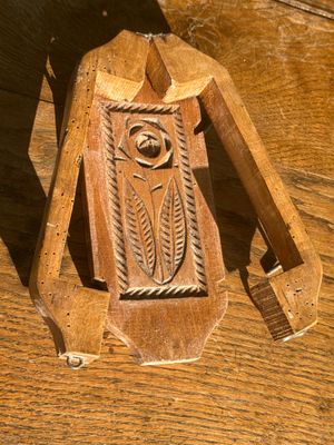 un objet en bois posé sur une table en bois