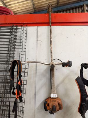 plusieurs outils accrochés au mur du garage