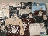 un tas de vêtements posés sur une table