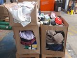 deux cartons empilés l'un sur l'autre dans un entrepôt