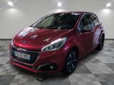 la voiture rouge est garée sur un sol en damier dans le garage