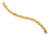 gros plan d'un bracelet en or sur fond blanc