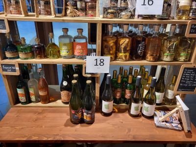 de nombreuses bouteilles de vin sur une étagère dans un magasin