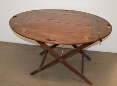 une table en bois sur laquelle est posé un plateau en bois